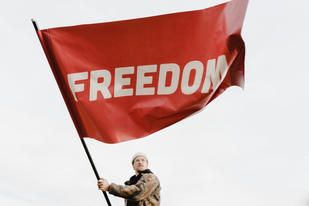 Foto av Nate Steele på Unsplash - Den vita liberalen